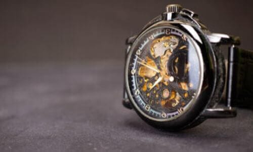 un orologio portato dall'orologiaio per essere riparato