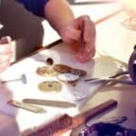 un orologiaio che ha smontato un orologio per essere riparato