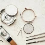 un orologio smontato che deve essere riparato