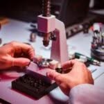orologiaio che con il suo strumento ripara un orologio
